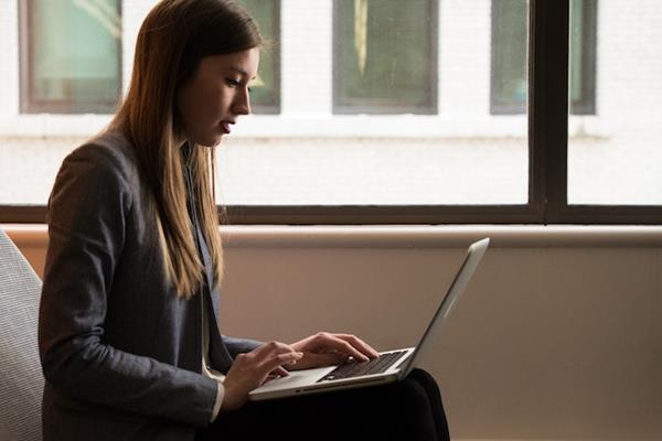 Kobieta korzystająca z laptopa