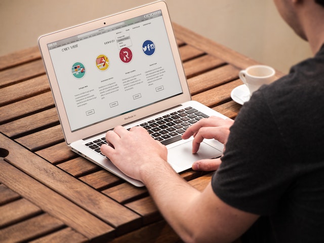 Mężczyzna pracujący na laptopie