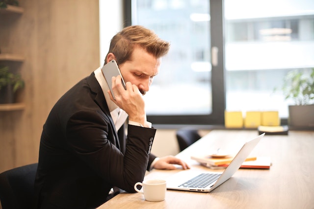 Mężczyzna rozmawiający przez telefon